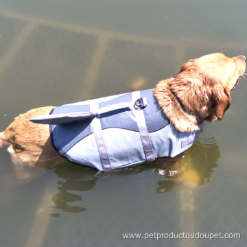 Chaleco salvavidas para perros con botón estampado en forma de tiburón